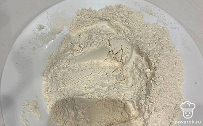 В тарелку просейте муку.