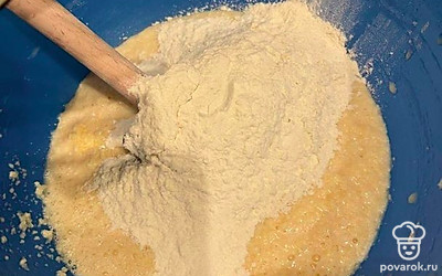 Введите муку и разрыхлитель в тесто.