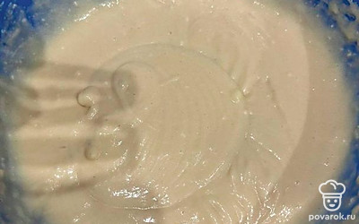 Перемешайте все лопаткой. Если вдруг будут комочки, то вы можете пробить тесто блендером или миксером.