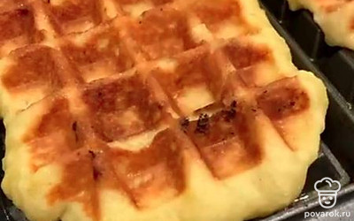 Жарьте вафли на заранее разогретой вафельнице, на самой максимальной температуре. Готовьте до золотистой корочки, как на фото. 