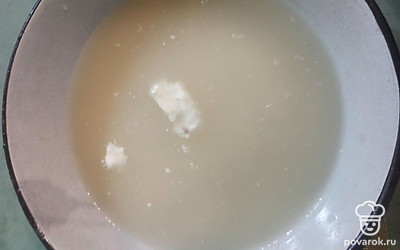 Смешайте 100 грамм закваски и 1 литр картофельного отвара. 