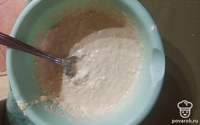 Введите 3 стакана муки и щепотку соды. 