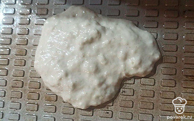 Выложите ложкой тесто на разогретую вафельницу, смазанную маслом. 