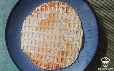 Выпекайте в электровафельнице 5 минут при температуре 200 градусов. 