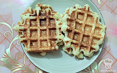 Готовые творожные вафли подавайте к чаю самостоятельно или с любым сладким сиропом, вареньем, сгущенкой. 