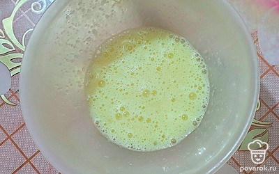 Яйца взбейте с сахаром и ванильным сахаром в миске до пышной пены.