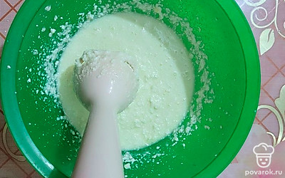 Добавьте творог. Пробейте его блендером до однородной массы. 