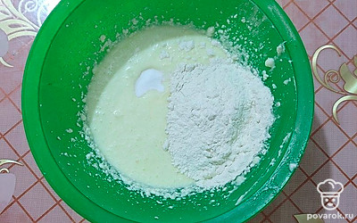 Всыпьте муку и разрыхлитель. Хорошенько все перемешайте. 