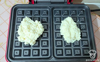 Выкладывайте по 2 столовых ложки теста на каждый сектор разогретой электровафельницы.