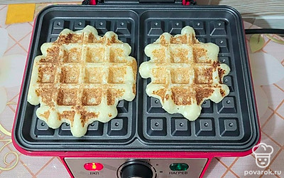 Накройте крышкой. Жарьте каждую порцию по 3 минуты.