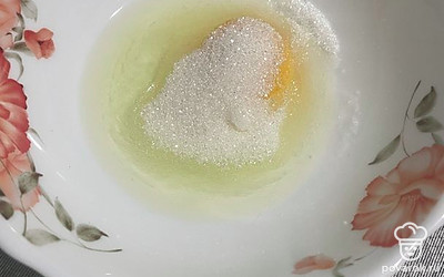 Смешайте яйцо с сахаром.