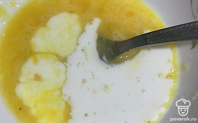 Влейте молоко и перемешайте.