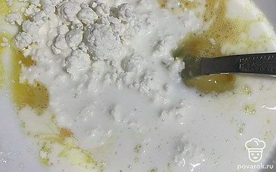 Всыпьте муку и ванилин.