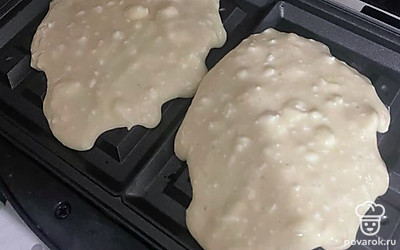 Вылейте по 2 ложки теста на вафельницу. Выпекайте до готовности.