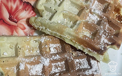 Украсьте перед подачей вафли карамельным сиропом.