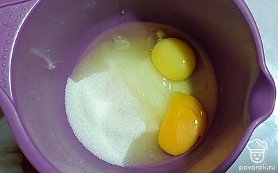 Сахар соедините с яйцами.