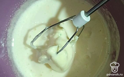 Масло слегка растопите. Соедините с яичной смесью.