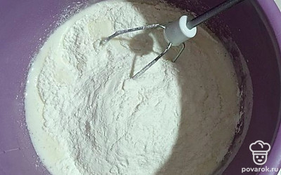 Добавьте муку с разрыхлителем. Заместите тесто для вафель.