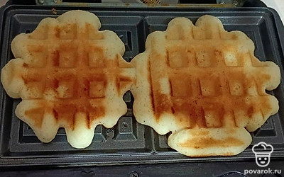 Выпекайте вафли до готовности в электрической вафельнице.
