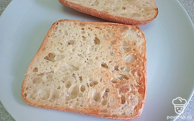 Булочку разрежьте вдоль на две части. Подсушите на сухой сковороде 1 минуту. 