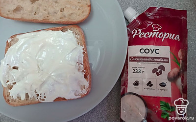 Смажьте половину булочки грибным соусом.