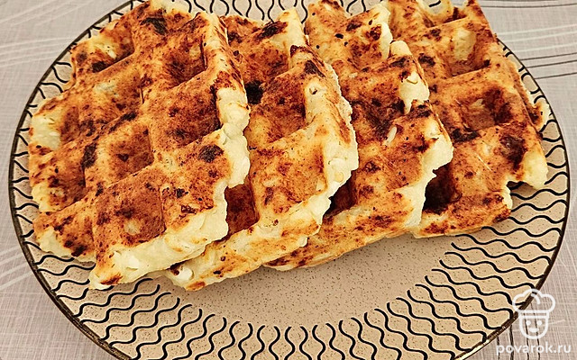 Легкие вафли с изюмом на кукурузном крахмале — Рецепт с фото