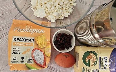 Подготовьте все ингредиенты. Разогрейте вафельницу. 