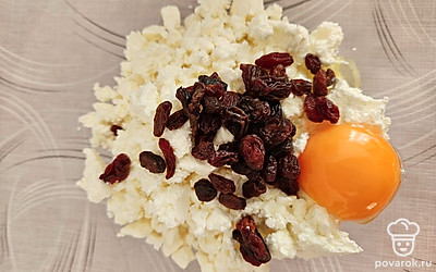 Смешайте творог, яйцо, молоко и изюм. Добавьте сахар, перемешайте до однородной консистенции. 