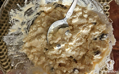 Всыпьте муку, крахмал и разрыхлитель. Еще раз перемешайте.