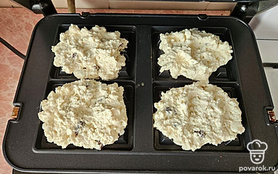 Выпекайте вафли примерно по 5 минут до румяной корочки. 