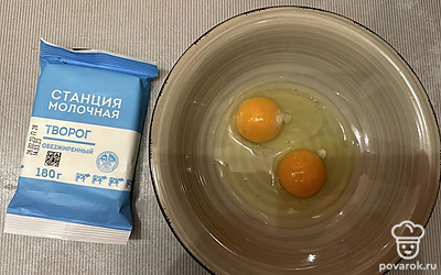 Яйца вбейте в тарелку. Добавьте к ним творог.