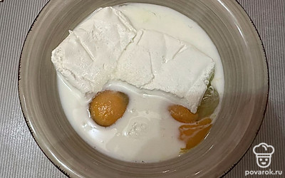 Добавьте молоко и сахар.