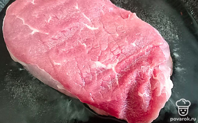 Говяжий стейк выложите на сковороду с раскаленным растительным маслом.