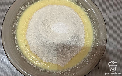 Добавьте просеянную муку и разрыхлитель.