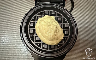 Все хорошо перемешайте. Выпекайте вафли примерно по 2-3 минуты (зависит от размера).