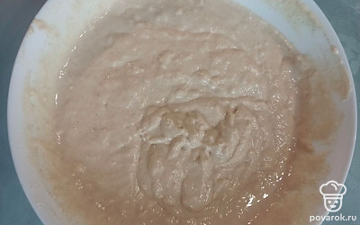 Смешайте закваску, разрыхлитель, муку, яйцо, кефир и сахар. 