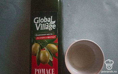 Добавьте растительное масло, перемешайте. 