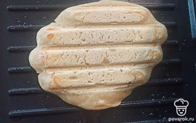 Обжарьте в электровафельнице. 