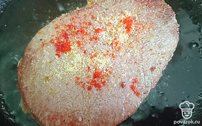 Обжарьте стейк по 3 минуты с каждой стороны. Посыпьте сушеным чесноком, красным перцем и солью.