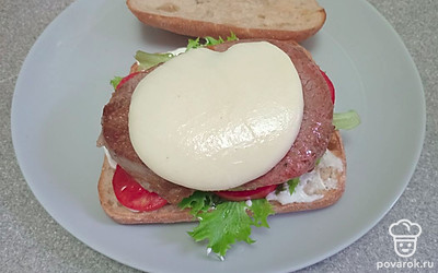 Выложите стейк на бургер. Сверху выложите моцареллу.