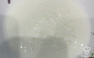 В глубокую тарелку влейте кефир.