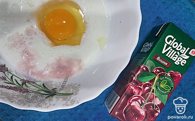 Разбейте к кефиру 1 яйцо и влейте вишневый сок.