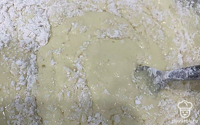 Всыпьте сахарную пудру и снова все перемешайте.