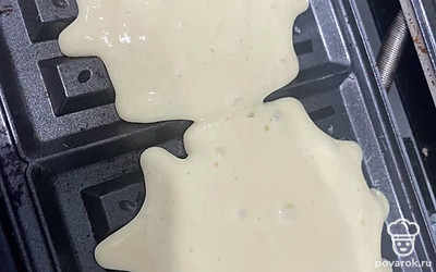 Разлейте по 2 ложки теста в вафельницу и пеките до готовности.