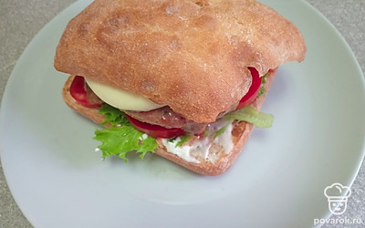 Накройте бургер второй половиной булочки.