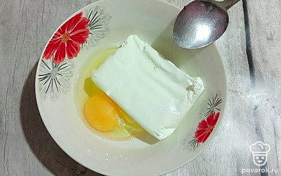 Творог смешайте с яйцом.