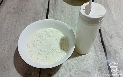 В муку добавьте разрыхлитель для теста и перемешайте.