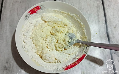 Всыпьте муку с разрыхлителем и хорошо перемешайте. 
Ложкой выложите готовое тесто в вафельницу, выпекайте до готовности в течение 5 минут.