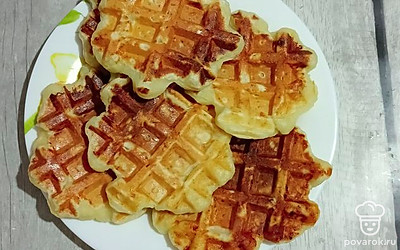 Можно полить вафли карамелью или любимым джемом. Приятного аппетита!