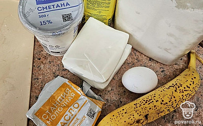 Подготовьте все ингредиенты. Разогрейте вафельницу. 